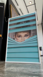 Cargar imagen en el visor de la galería, Cuadro Decorativo Bubble Gum 010 Audrey Hepburn Blinds
