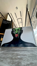 Cargar imagen en el visor de la galería, Cuadro Decorativo Black Woman 022 - Mujer Negra Africana con Pintura Verde en el Rostro
