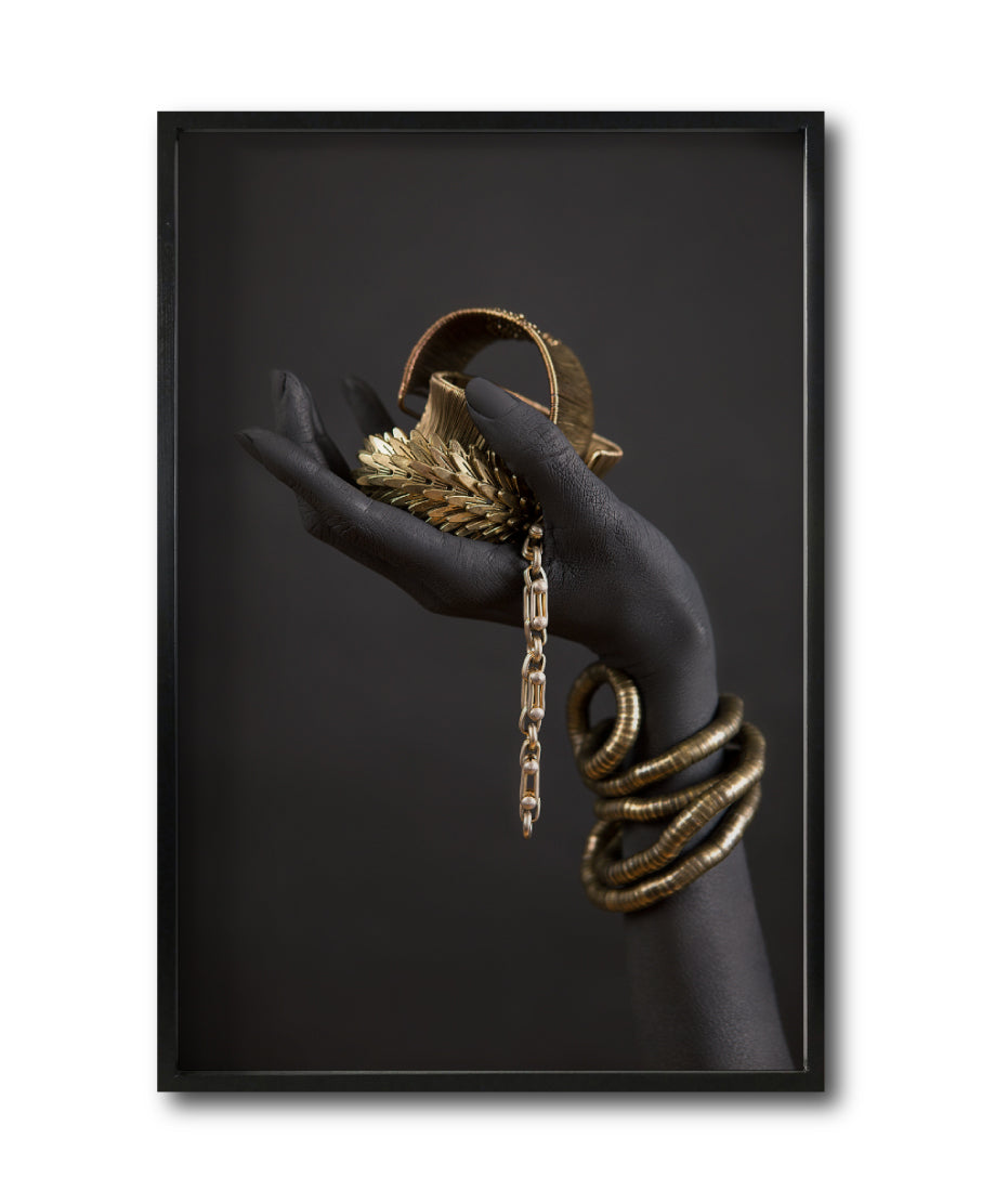 Cuadro Decorativo Black Woman 048 - Manos de Mujer Negra Africana con Joyas Doradas