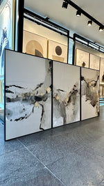 Cargar imagen en el visor de la galería, Set 3 Cuadros Decorativos Abstracto Negro Arena 076 abc - Triptico Moderno y Elegante Estilo Nordico en Negro, Beige y Dorado Oro
