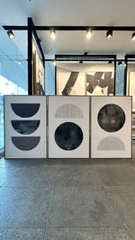 Cargar imagen en el visor de la galería, Set 3 Cuadros Decorativos Abstracto Negro Arena 045 - Arte Geométrico Círculos en Negro Estilo Boho Minimalista-Triptico

