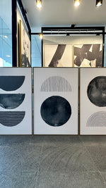 Cargar imagen en el visor de la galería, Set 3 Cuadros Decorativos Abstracto Negro Arena 045 - Arte Geométrico Círculos en Negro Estilo Boho Minimalista-Triptico

