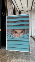 Cargar imagen en el visor de la galería, Cuadro Decorativo Bubble Gum 010 Audrey Hepburn Blinds
